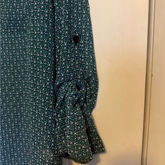 Green Casual Button Down Shirt with Lightweight Fabric - Picture 3 of 5